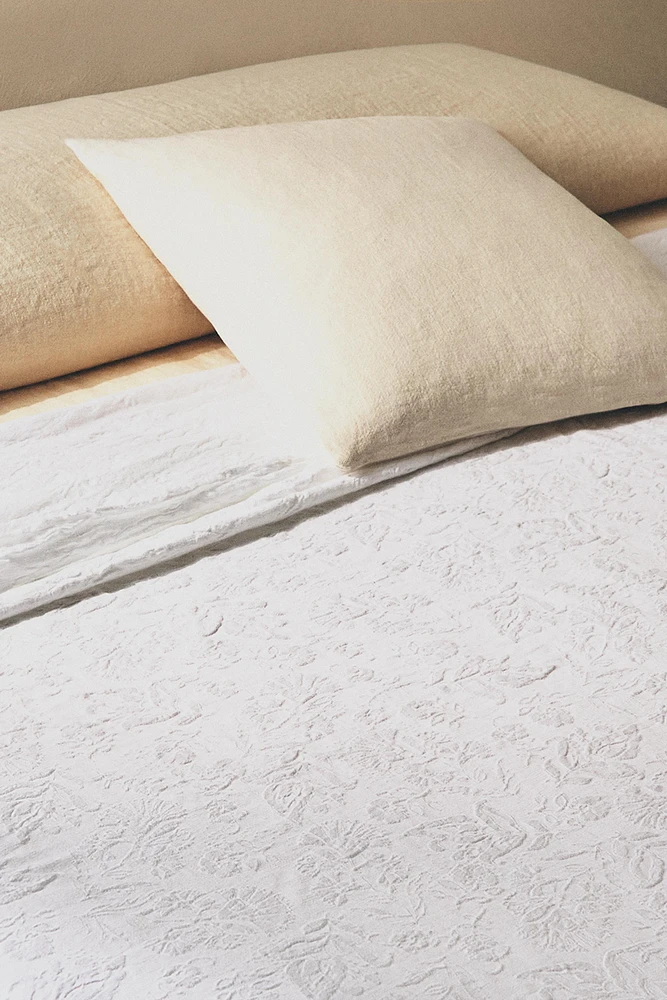 FLORAL JACQUARD BEDSPREAD