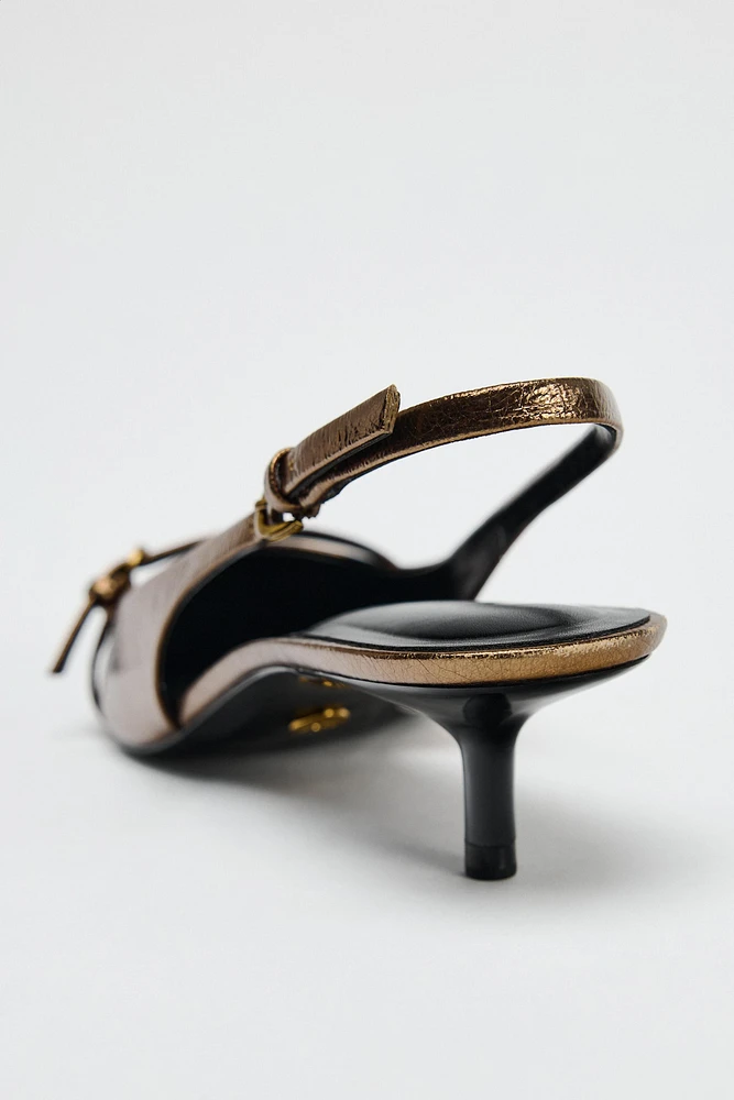 CHAUSSURES OUVERTES À L'ARRIÈRE TALONS KITTEN HEEL AVEC EFFET MÉTALLISÉ