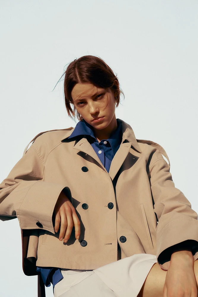 SHORT CAPE TRENCH COAT