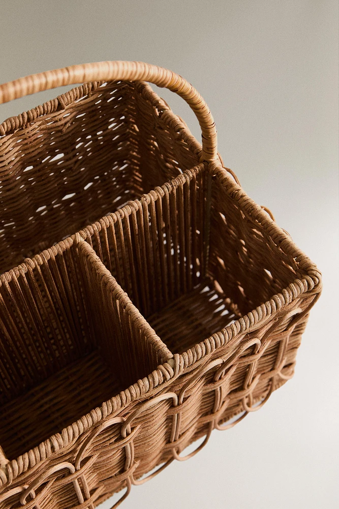 PICNIC HAMPER WITH A RATTAN HANDLE