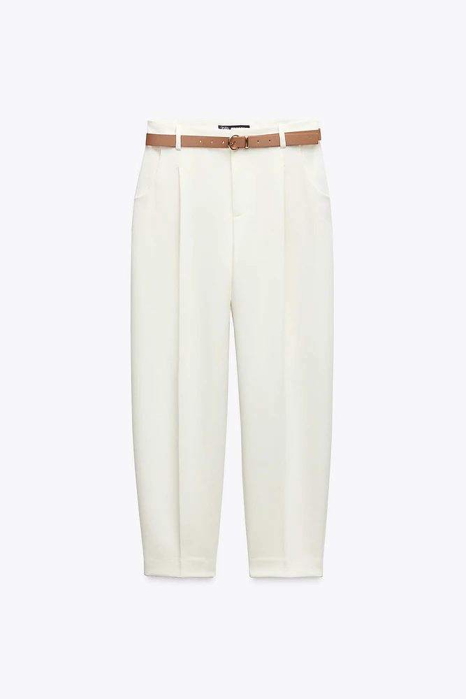 PANTALON À PINCES ET CEINTURE
