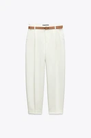 PANTALON À PINCES ET CEINTURE