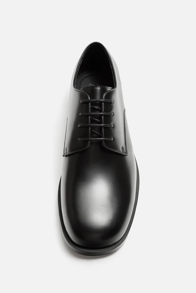 CHAUSSURES EN CUIR HABILLÉES