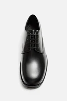 CHAUSSURES EN CUIR HABILLÉES