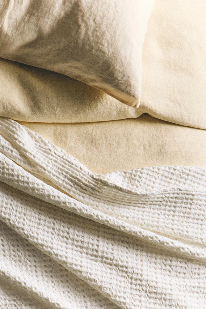 CHILDREN'S COTTON BEDSPREAD WITH A SCALLOPED EDGE