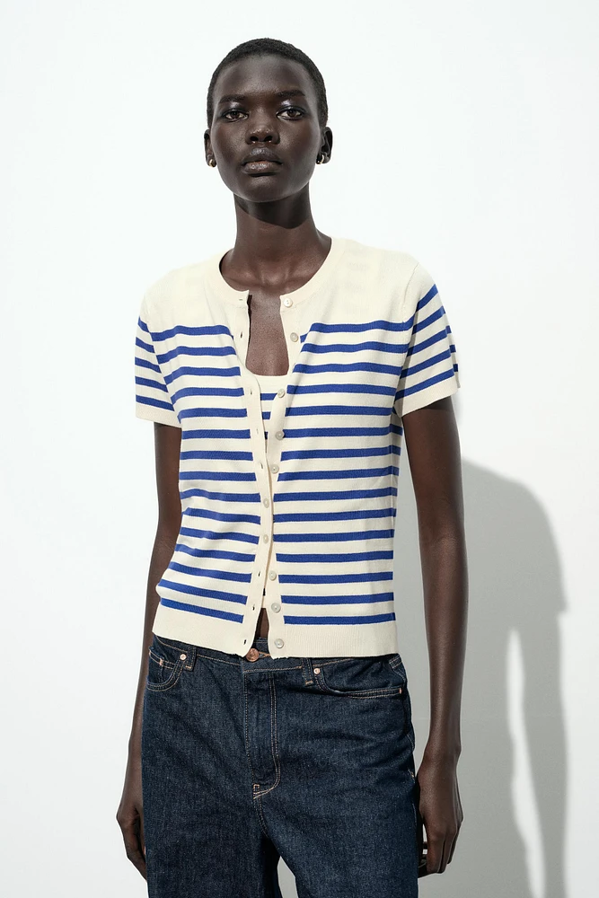 VESTE EN MAILLE RAYÉE À MANCHES COURTES
