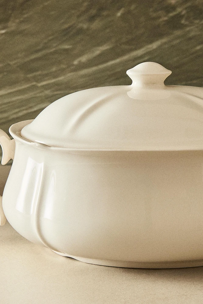 EARTHENWARE TUREEN WITH RAISED-DESIGN EDGE