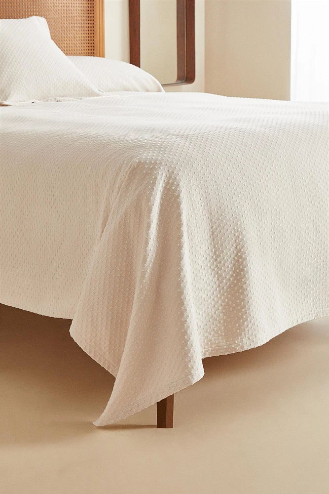 BEDSPREAD WITH POLKA DOT DESIGN