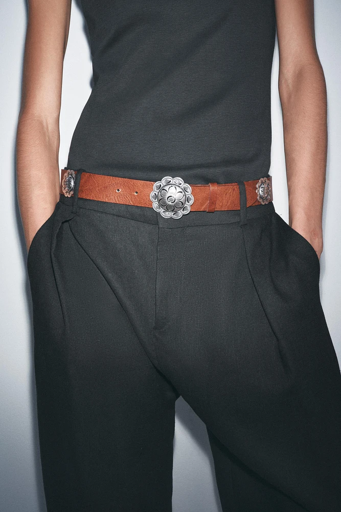 CEINTURE EN CUIR À FLEUR MÉTALLIQUE