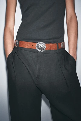 CEINTURE EN CUIR À FLEUR MÉTALLIQUE