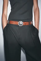 CEINTURE EN CUIR À FLEUR MÉTALLIQUE