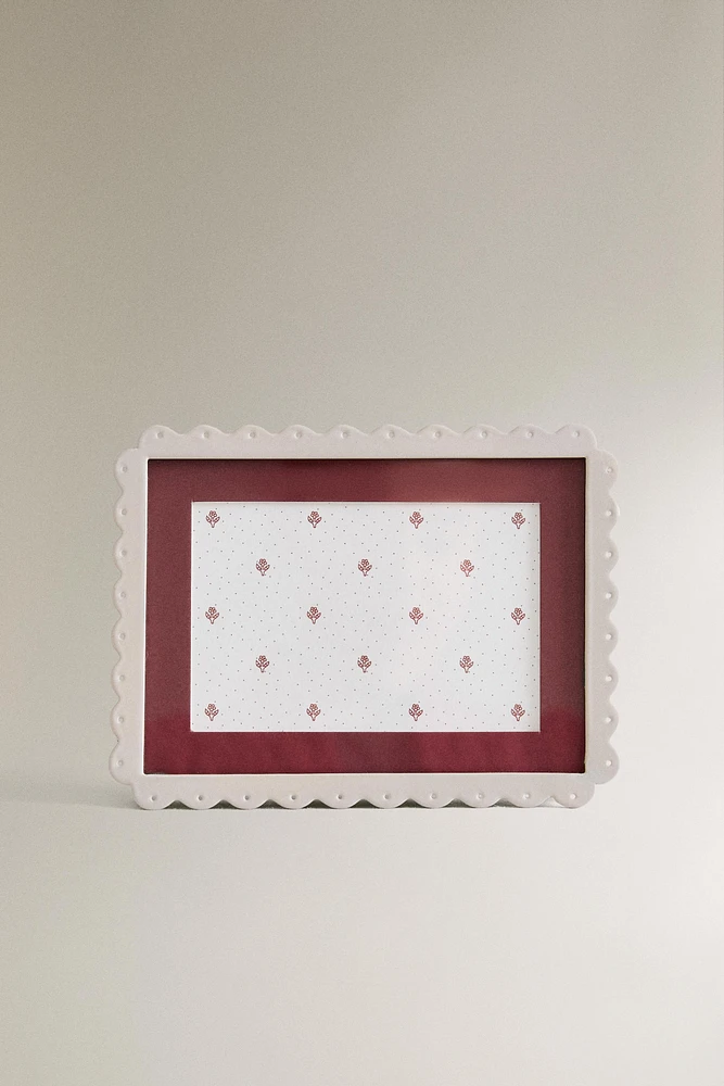 CHILDREN’S METAL PICTURE FRAME WITH WAVY EDGE
