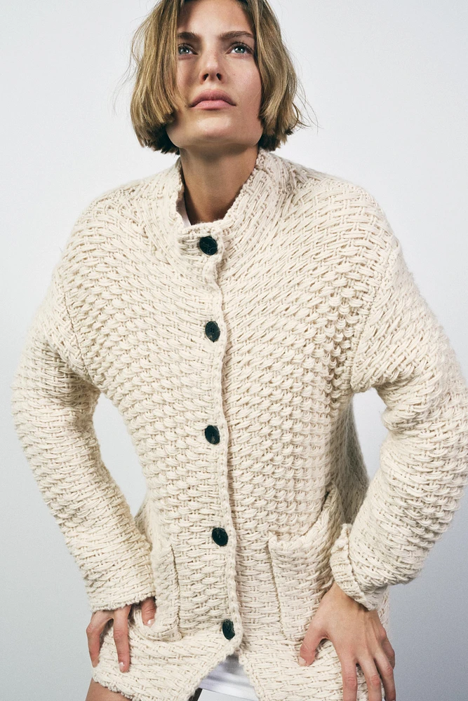 MANTEAU EN MAILLE À COL MONTANT