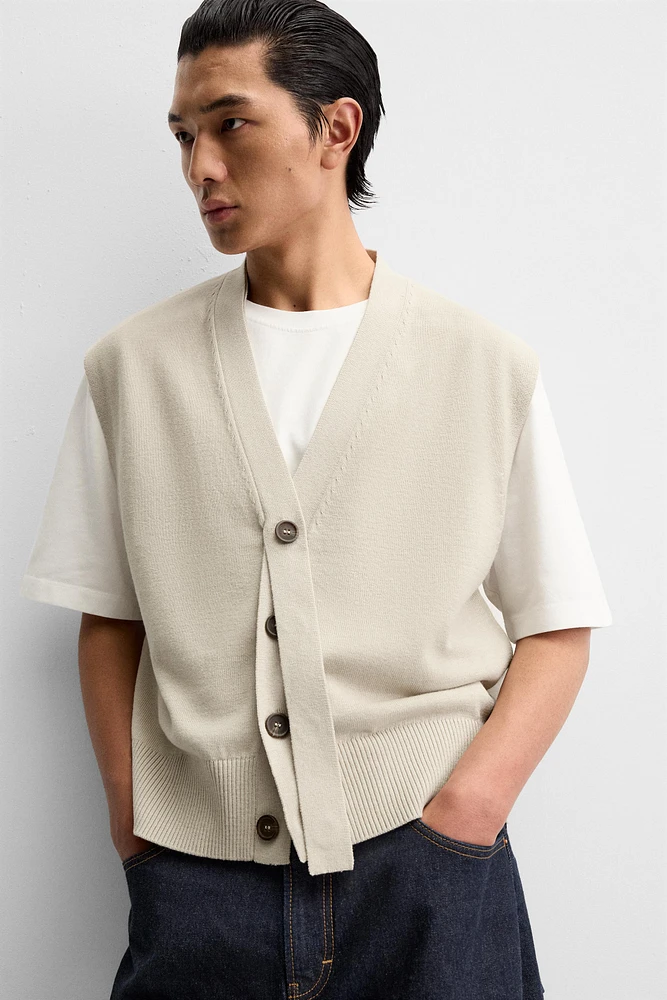 GILET EN MAILLE AVEC RUBAN