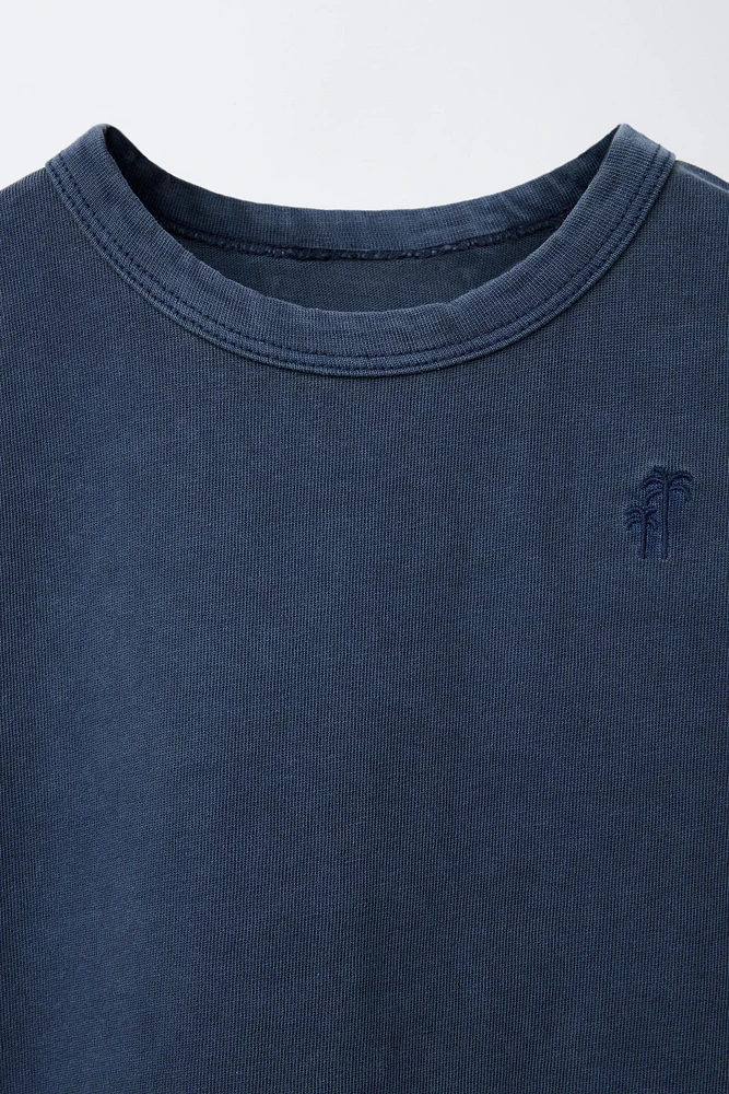 T-SHIRT SANS MANCHES TEINT EN PIÈCE BRODÉ