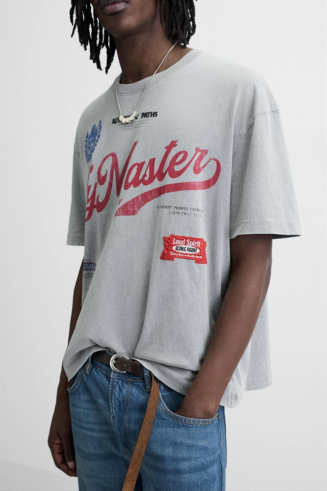 T-SHIRT DÉLAVÉ BRODERIES EN MATIÈRES VARIÉES