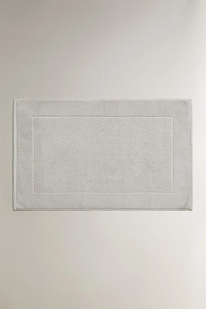 TEXTURED STRIPED BATH MAT