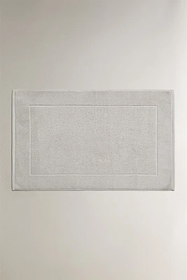 TEXTURED STRIPED BATH MAT