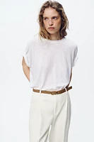 PANTALON À PINCES ET CEINTURE