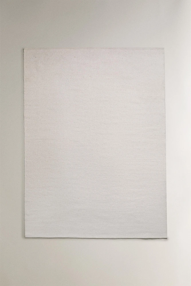 LIGHT-COLORED WOOL AREA RUG