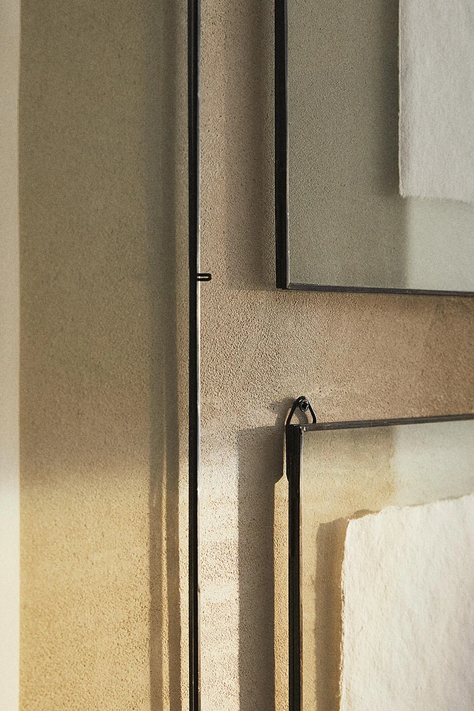 PICTURE FRAME WITH BLACK RIM