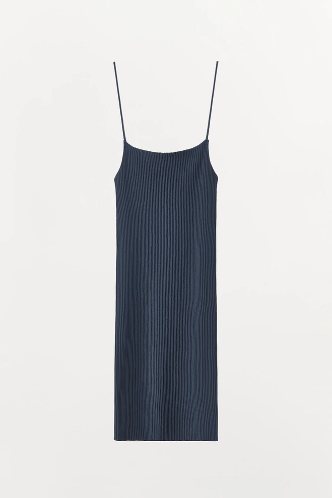 ROBE EN MAILLE CÔTELÉE À SEQUINS