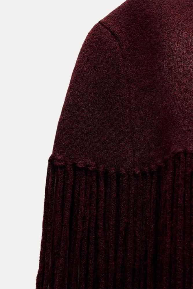 CAPE EN MAILLE AVEC FRANGES
