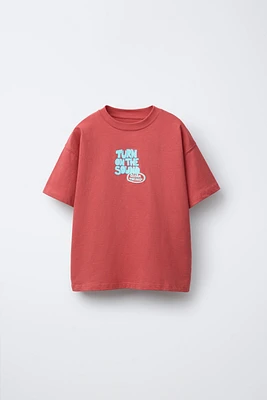 T-SHIRT AVEC INSCRIPTION EN RELIEF