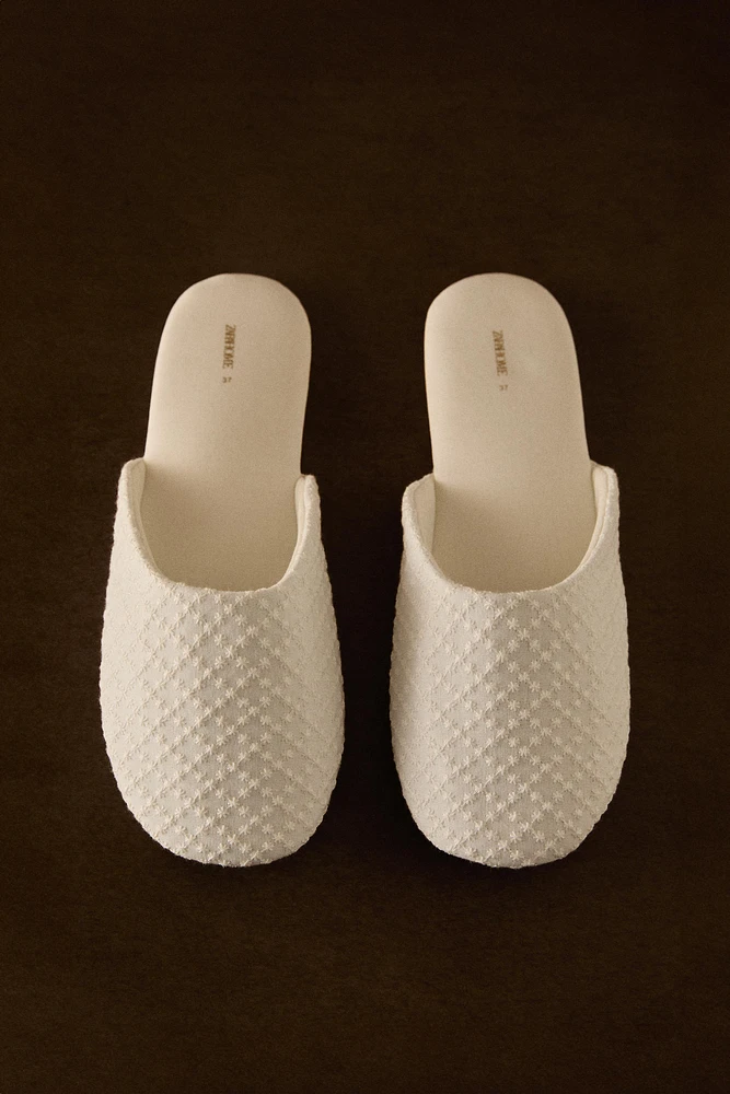 CHAUSSONS TISSU BRODERIES