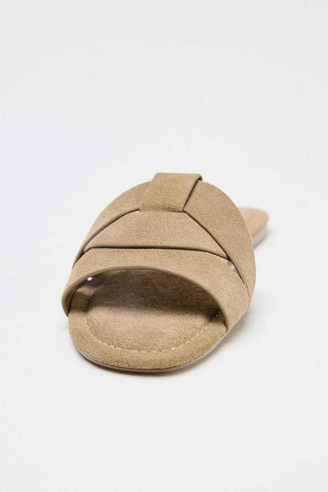 FLAT SUEDE CROSSED SANDALS