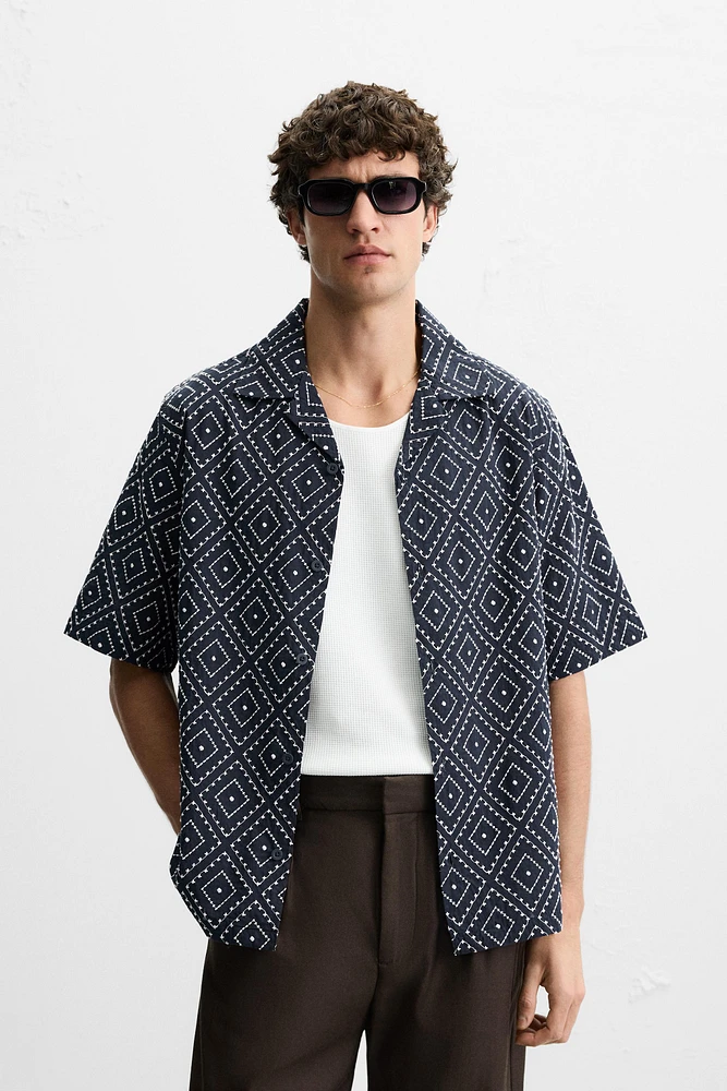 CHEMISE AVEC BRODERIE EN CONTRASTE