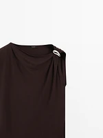 Top encolure drapée avec broche