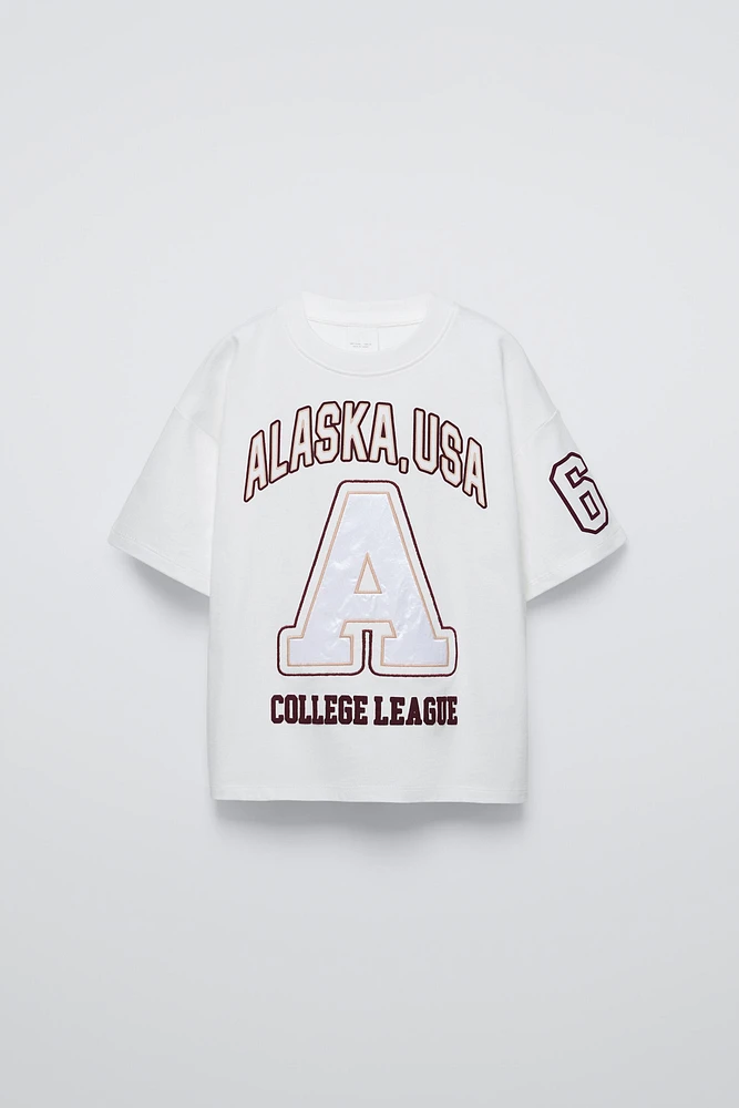 T-SHIRT VARSITY SATINÉ