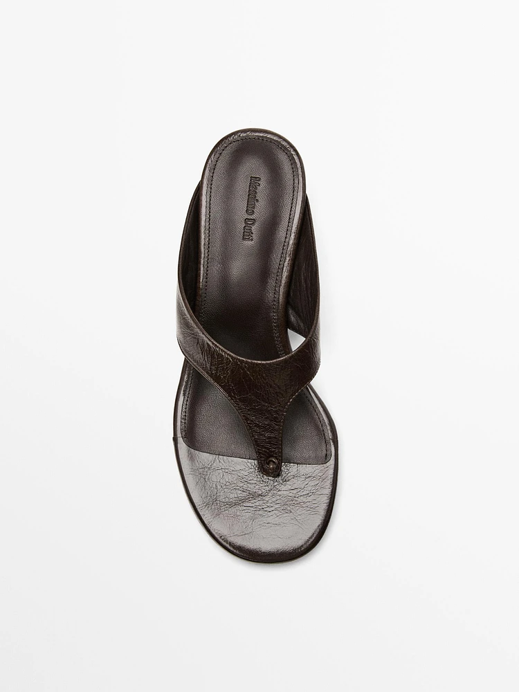 Heeled sandals with toe divider