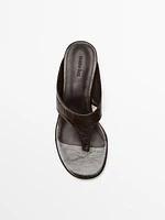 Heeled sandals with toe divider