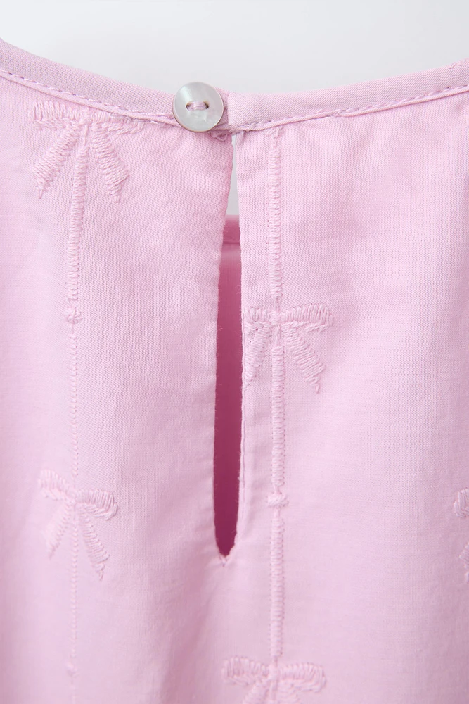 ROBE EN POPELINE AVEC LACETS ET BRODERIES