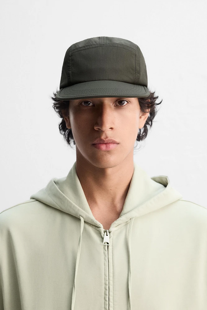 CASQUETTE TECHNIQUE À VISIÈRE PLATE