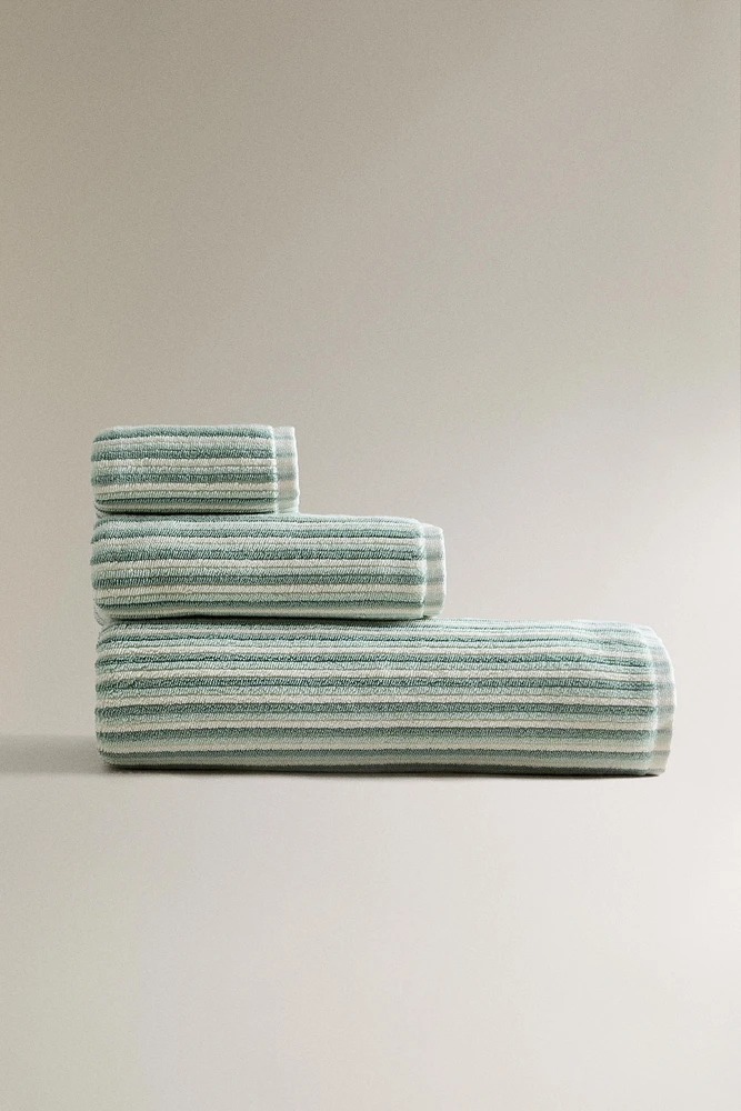 SERVIETTE DE BAIN TEXTURE RAYURES COLORÉES