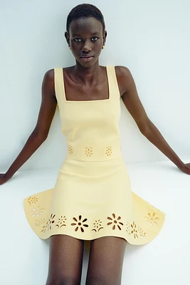 TOP EN MAILLE BRODERIES PERFORÉES