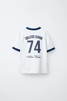 T-SHIRT VARSITY TEXTE RELIEF