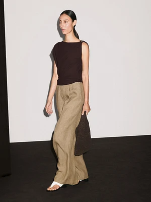 Top encolure drapée avec broche