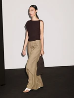 Top encolure drapée avec broche