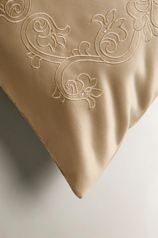 HOUSSE DE COUSSIN BRODERIE