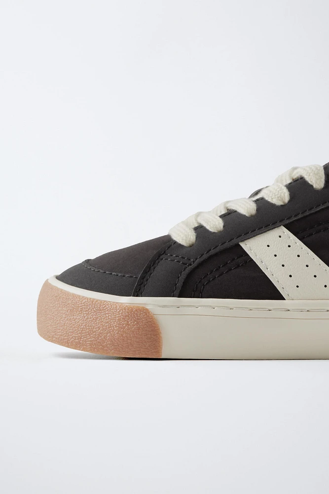 SKATE SNEAKERS