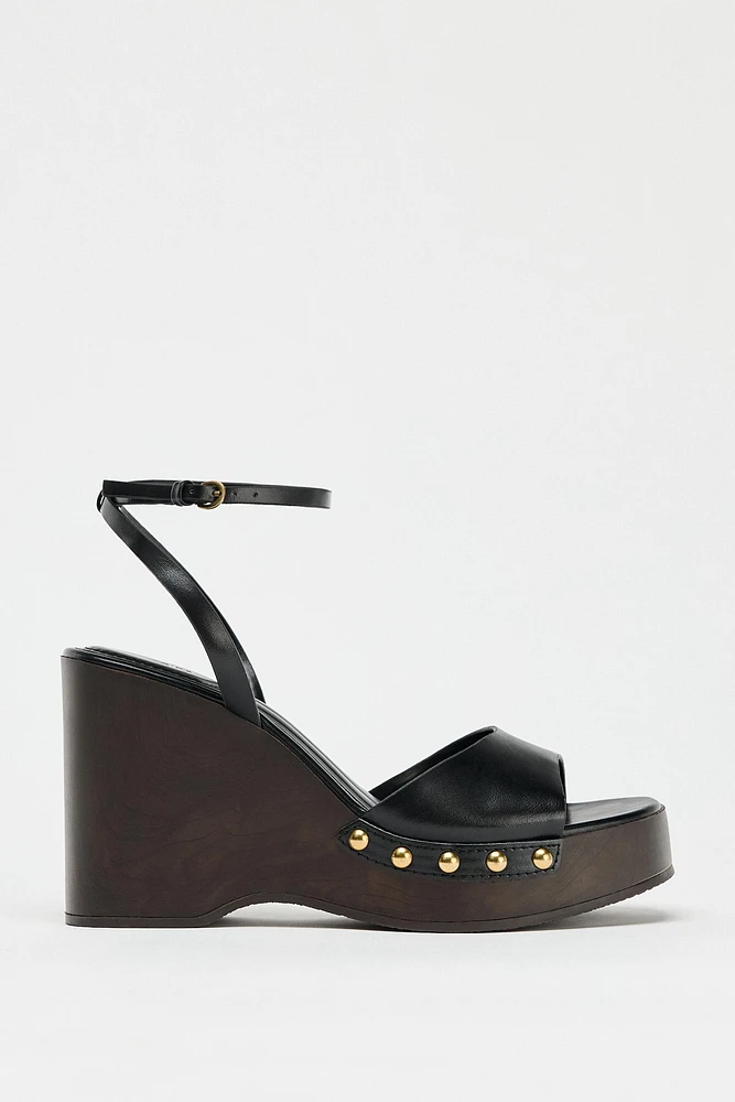 CHAUSSURES À TALONS COMPENSÉS ET PLATEFORME