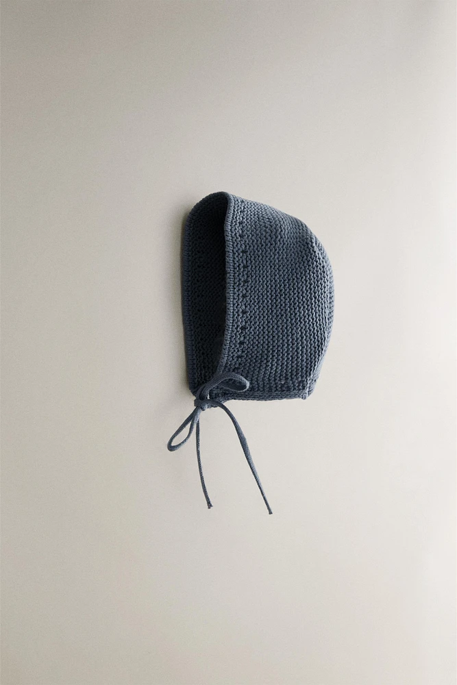 CHILDREN'S BONNET WITH BOBBLES
