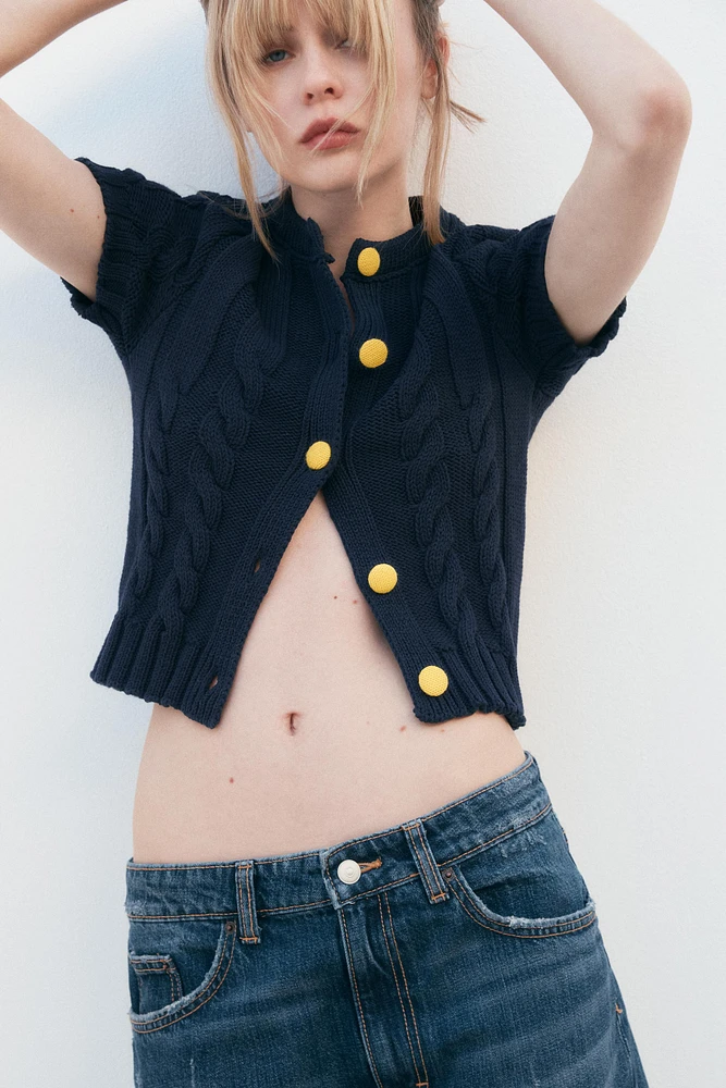 GILET EN MAILLE BOUTON CONTRASTE