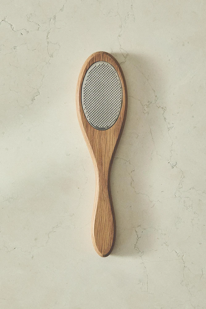 LEGS EXFOLIATING WITH WOODEN HANDLE