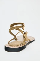 SANDALES PLATES CROÛTE DE CUIR AVEC APPLIQUE