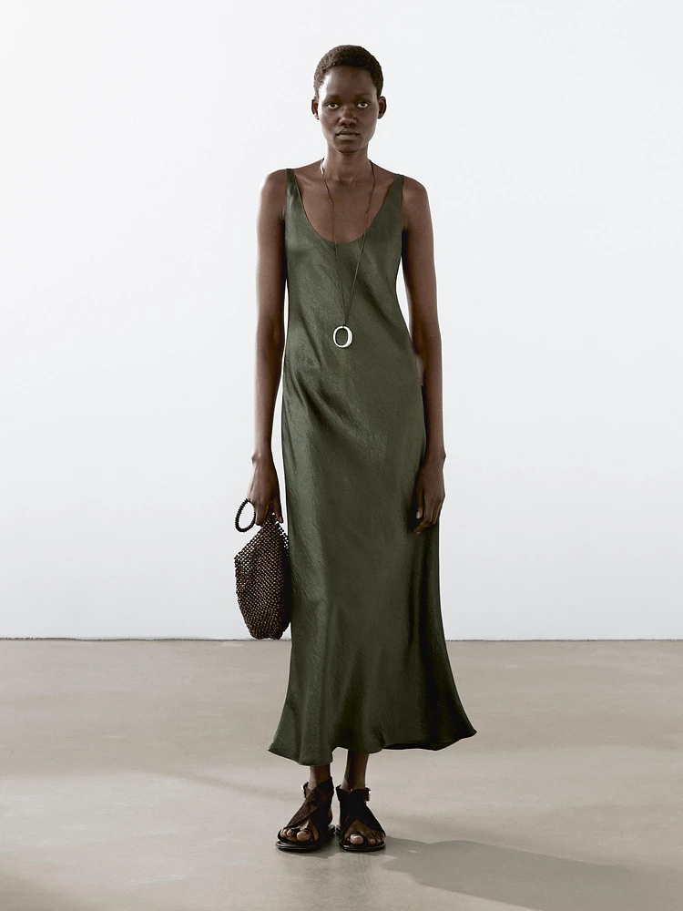 Robe longue fluide satinée